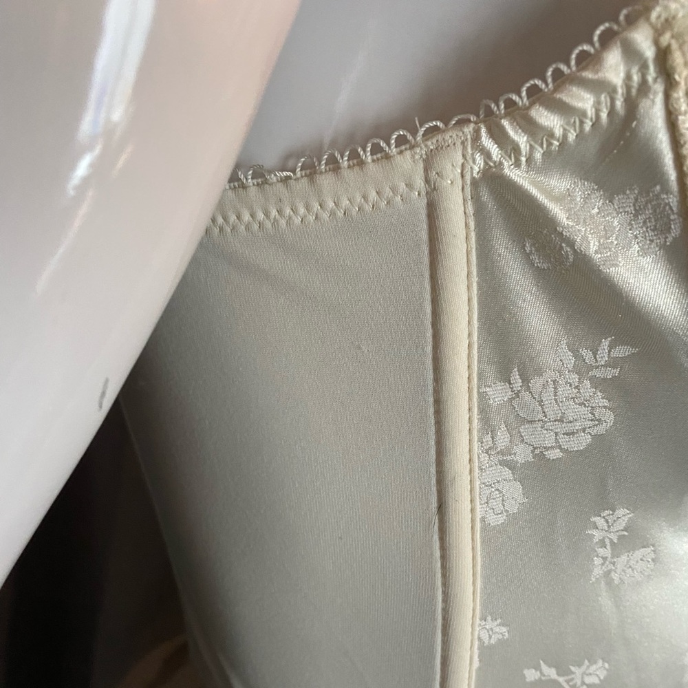 Sold. 36B corset ivory - Picture 7 of 12